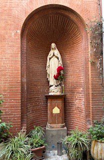 Les petits célèbrent la vierge Marie